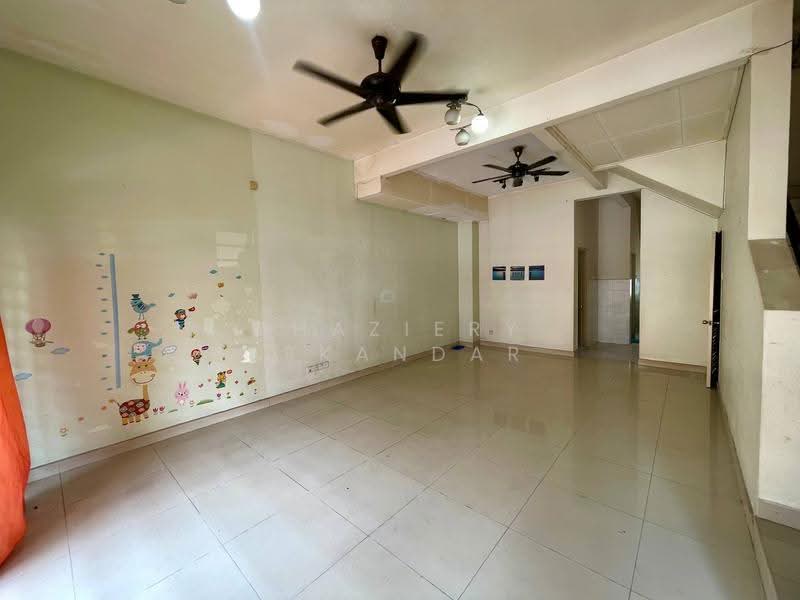 Rumah Teres 2.5-Tingkat untuk Dijual di Puchong (Selangor) - Shaziery Iskandar - Living Room - PropertyGuru.com.my