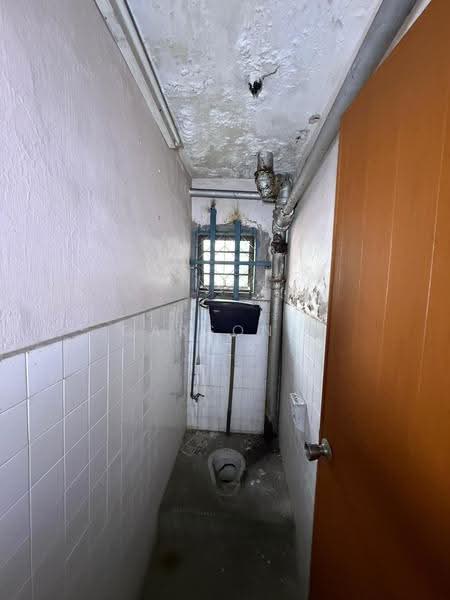 Shop / Office untuk Dijual di Taman Johor Jaya (Johor Bahru) - Carson . - Bathroom - PropertyGuru.com.my