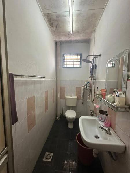 2-storey Terraced House for Sale in Bandar Putra (Kulai) - Ah Liang - Bathroom - PropertyGuru.com.my