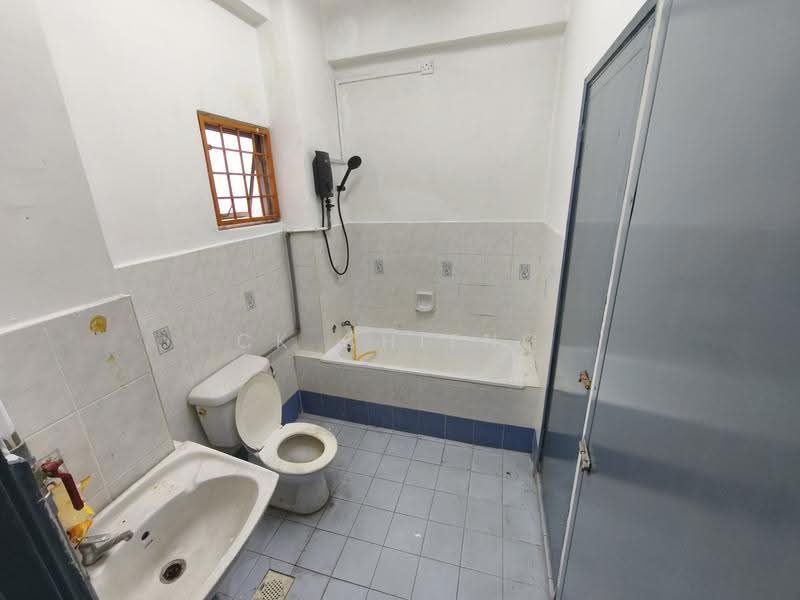 Kondominium untuk Disewa di Ridzuan Condominium - CK Chieng - Bathroom - PropertyGuru.com.my