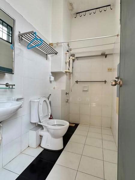 Pangsapuri untuk Dijual di Setia Tropika - Yuki Fong - Bathroom - PropertyGuru.com.my