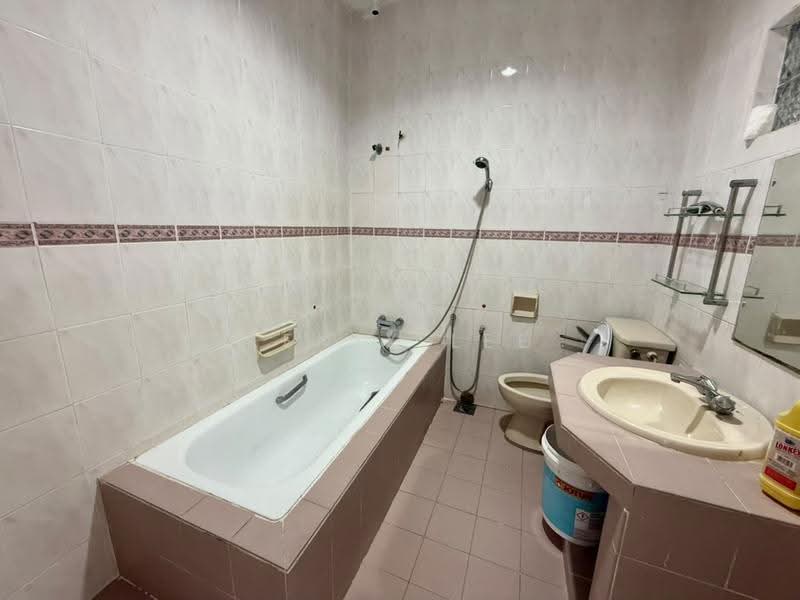 2-storey Terraced House for Rent in SS18 (Subang Jaya) - Kenix Lee - Bathroom - PropertyGuru.com.my