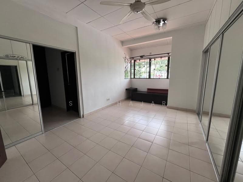 Rumah Teres untuk Dijual di Shah Alam (Selangor) - Siti Hajar - Bedroom - PropertyGuru.com.my
