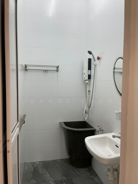 Rumah Teres untuk Disewa di Taman Johor Jaya (Johor Bahru) - JOANNE YONG - Bathroom - PropertyGuru.com.my
