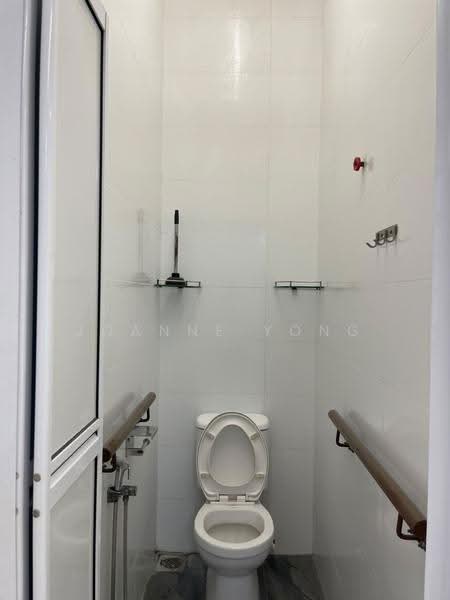 Rumah Teres untuk Disewa di Taman Johor Jaya (Johor Bahru) - JOANNE YONG - Bathroom - PropertyGuru.com.my