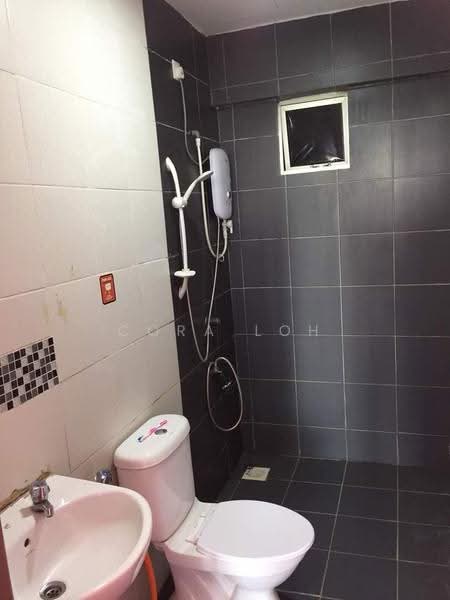 Pangsapuri untuk Dijual di Zennith Suites (Pangsapuri Kebun Teh) - Cora Loh - Bathroom - PropertyGuru.com.my