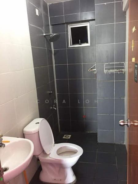 Pangsapuri untuk Dijual di Zennith Suites (Pangsapuri Kebun Teh) - Cora Loh - Bathroom - PropertyGuru.com.my