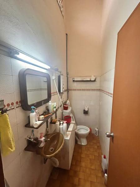 1-storey Terraced House for Sale in Taman Pelangi (Johor Bahru) - Seven Tay - Bathroom - PropertyGuru.com.my