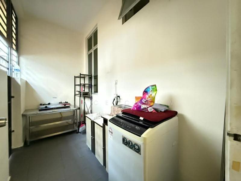 Rumah Teres 2-Tingkat untuk Disewa di Taman Mount Austin (Tebrau) - Grace Chiew - Kitchen - PropertyGuru.com.my