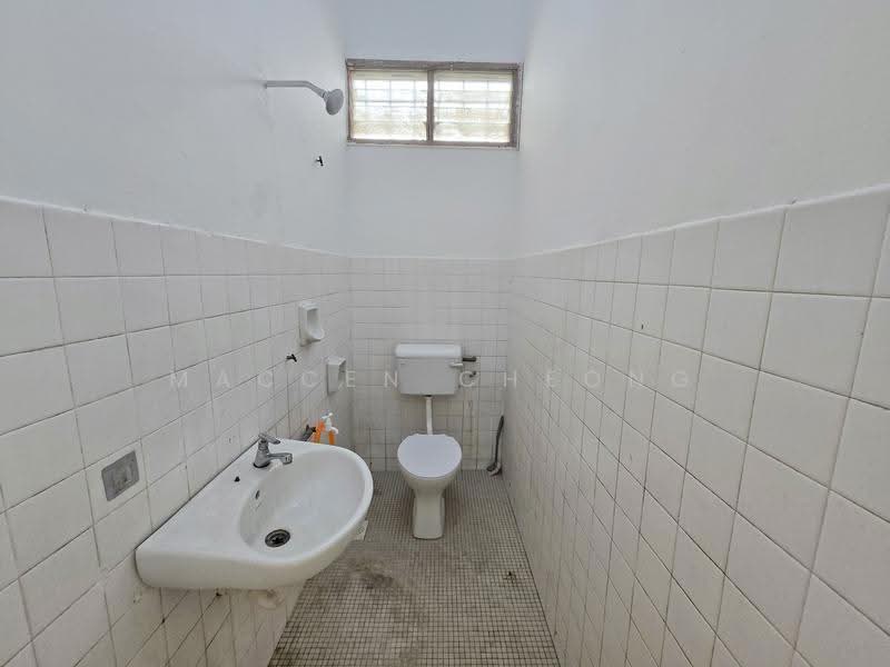1-storey Terraced House for Sale in Taman Alam Megah (Shah Alam) - Maccen Cheong - Bathroom - PropertyGuru.com.my