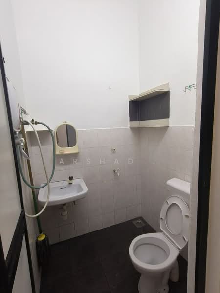 1-storey Terraced House for Sale in Taman Pulai Emas (Kulai) - Arshad . - Bathroom - PropertyGuru.com.my