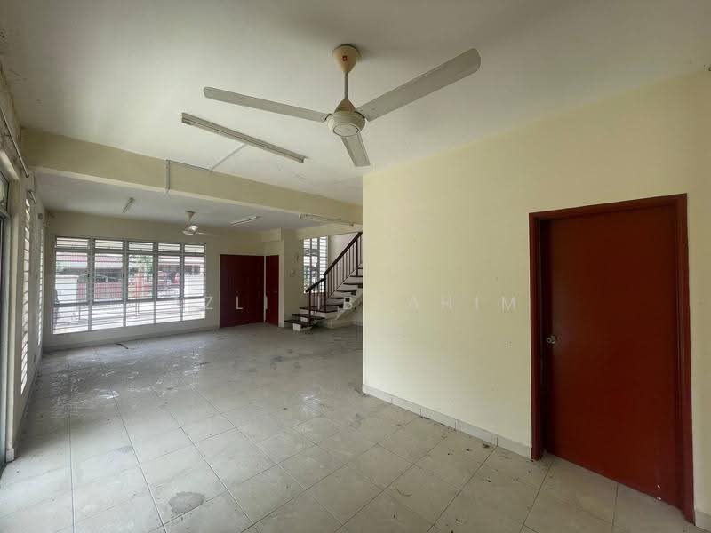 2-storey Terraced House for Sale in Bandar Seri Putra (Bangi) - Azli Ibrahim - Living Room - PropertyGuru.com.my
