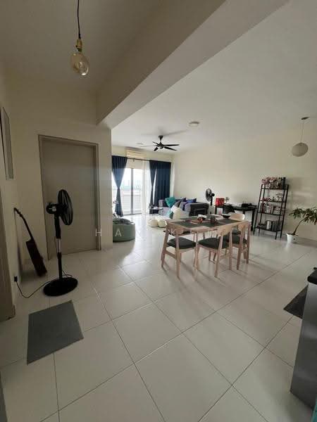 Kediaman Servis untuk Dijual di SetiaWalk - Han Ker - Living Room - PropertyGuru.com.my