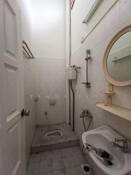 Rumah Teres 1-Tingkat untuk Disewa di Taman Pelangi (Johor Bahru) - SAMMY TEO - Bathroom - PropertyGuru.com.my