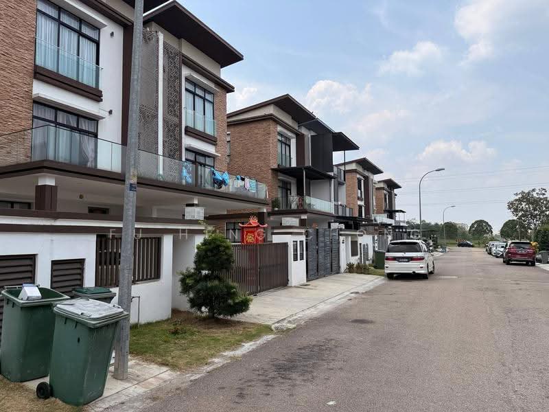 Cluster House for Sale in Bandar Cemerlang (Ulu Tiram) - Fu Heng Chong - Exterior - PropertyGuru.com.my