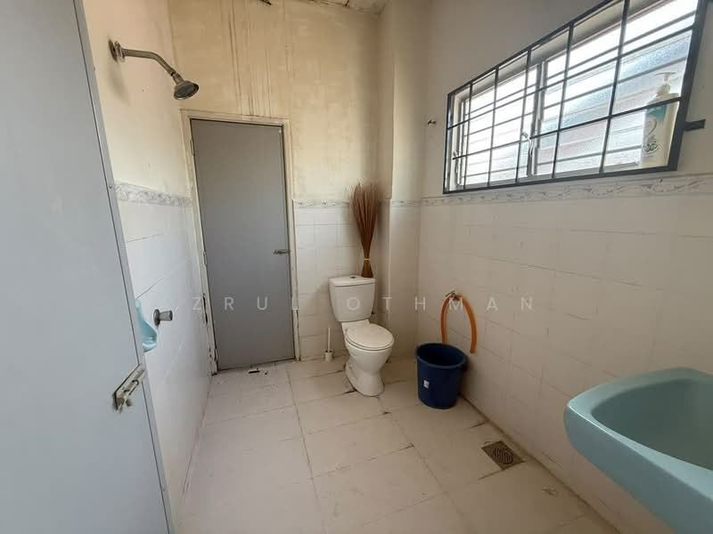 2-storey Terraced House for Sale in Taman Alamanda (Senawang) - Azrul Othman - Bathroom - PropertyGuru.com.my