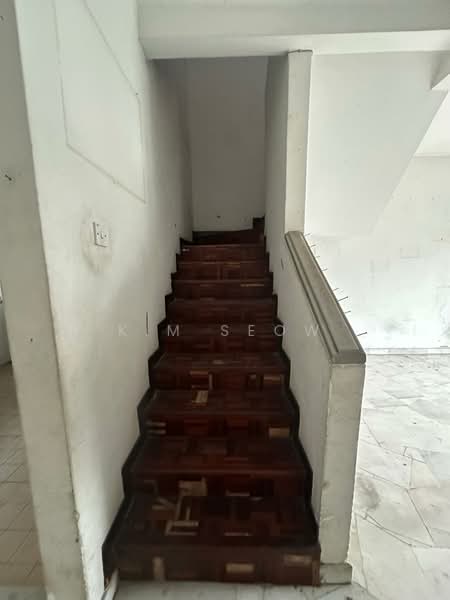 Rumah Teres untuk Dijual di Usj 12 (Subang Jaya) - K.M Seow - Stairs - PropertyGuru.com.my