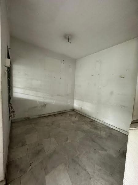 Rumah Teres untuk Dijual di Usj 12 (Subang Jaya) - K.M Seow - Downstairs bedroom 1 - PropertyGuru.com.my