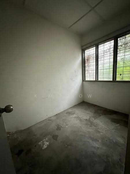 Rumah Teres untuk Dijual di Usj 12 (Subang Jaya) - K.M Seow - Downstairs bedroom 1 - PropertyGuru.com.my