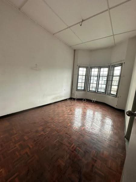 Rumah Teres untuk Dijual di Usj 12 (Subang Jaya) - K.M Seow - Master bedroom - PropertyGuru.com.my