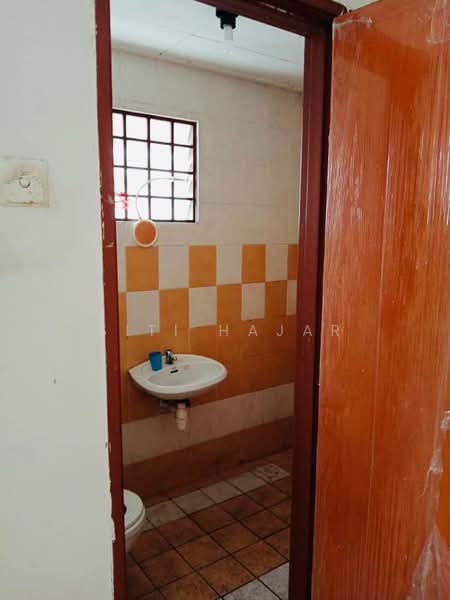 2-storey Terraced House for Sale in U12, Taman Cahaya Alam (Shah Alam) - Siti Hajar - Bathroom - PropertyGuru.com.my