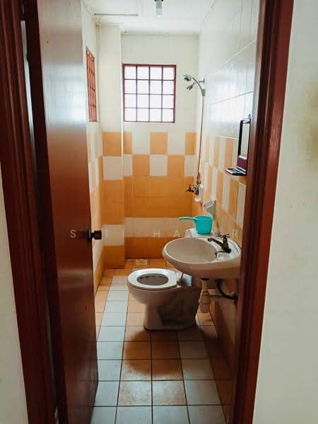 2-storey Terraced House for Sale in U12, Taman Cahaya Alam (Shah Alam) - Siti Hajar - Bathroom - PropertyGuru.com.my