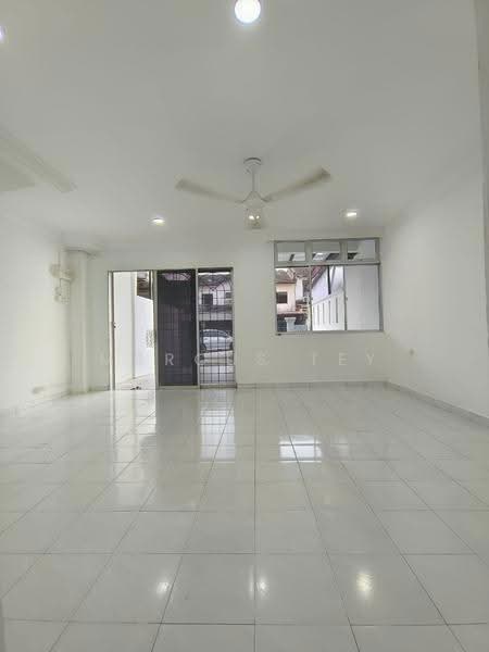 2-storey Terraced House for Sale in Taman Kluang Barat (Kluang) - Marcus Tey - Living Room - PropertyGuru.com.my