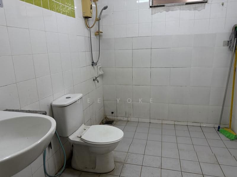 Kondominium untuk Dijual di Cyberia Crescent 1 - Bee Yoke - Bathroom - PropertyGuru.com.my