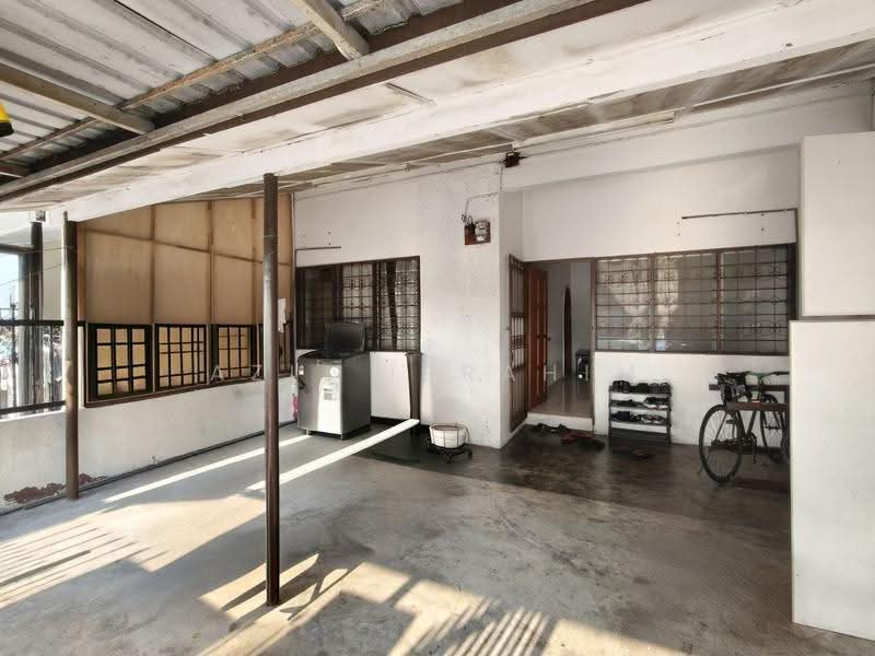 1-storey Terraced House for Sale in Taman Sri Serdang (Seri Kembangan) - Azli Ibrahim - Car Park - PropertyGuru.com.my