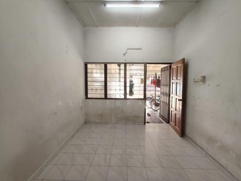 1-storey Terraced House for Sale in Taman Sri Serdang (Seri Kembangan) - Azli Ibrahim - Interior - PropertyGuru.com.my