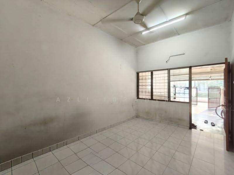 1-storey Terraced House for Sale in Taman Sri Serdang (Seri Kembangan) - Azli Ibrahim - Interior - PropertyGuru.com.my
