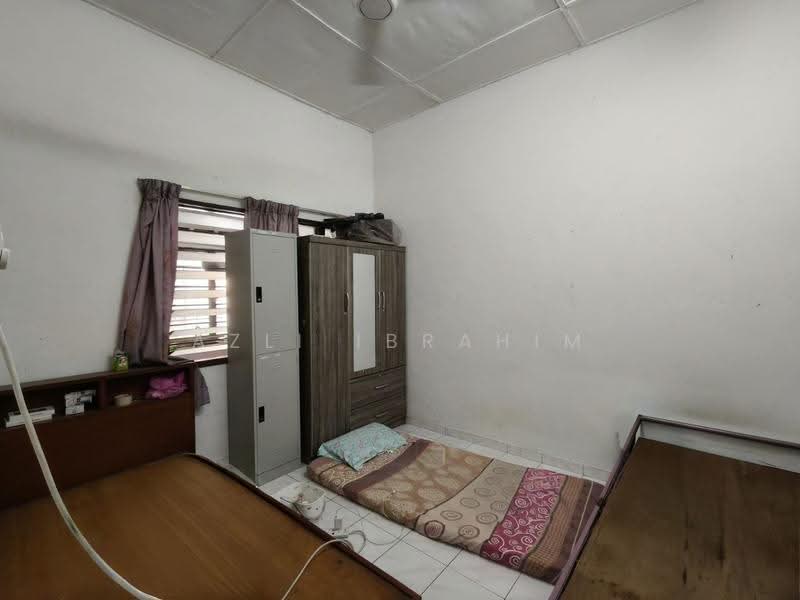 1-storey Terraced House for Sale in Taman Sri Serdang (Seri Kembangan) - Azli Ibrahim - Bedroom - PropertyGuru.com.my
