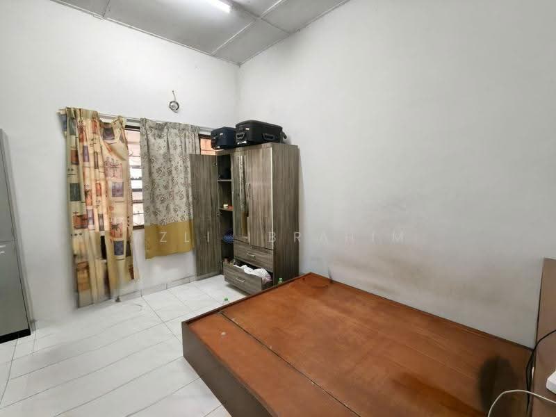 1-storey Terraced House for Sale in Taman Sri Serdang (Seri Kembangan) - Azli Ibrahim - Bedroom - PropertyGuru.com.my