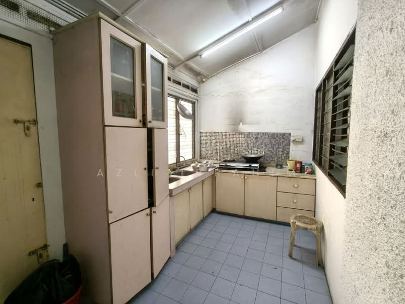 1-storey Terraced House for Sale in Taman Sri Serdang (Seri Kembangan) - Azli Ibrahim - Kitchen - PropertyGuru.com.my