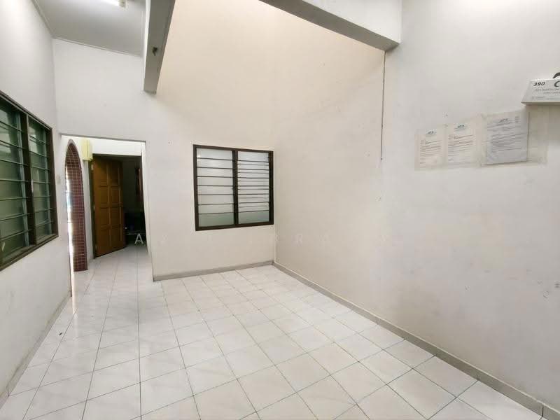1-storey Terraced House for Sale in Taman Sri Serdang (Seri Kembangan) - Azli Ibrahim - Interior - PropertyGuru.com.my