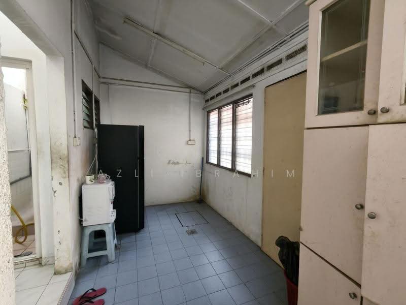 1-storey Terraced House for Sale in Taman Sri Serdang (Seri Kembangan) - Azli Ibrahim - Kitchen - PropertyGuru.com.my