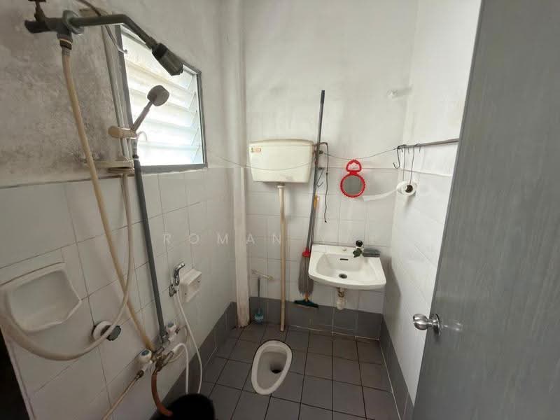 Rumah Teres 2-Tingkat untuk Disewa di Rawang Perdana (Rawang) - Roman Yap - Bathroom - PropertyGuru.com.my