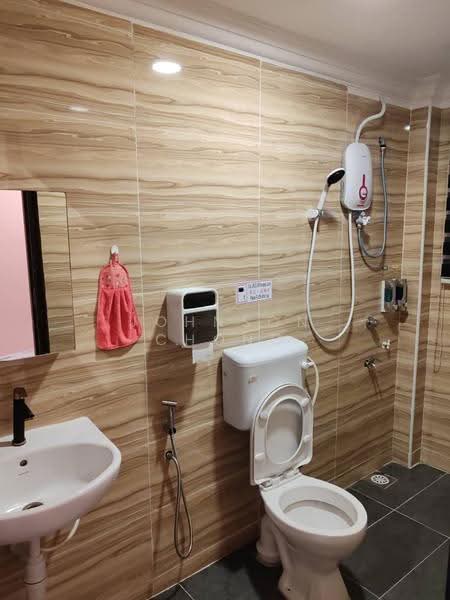 Rumah Berkembar untuk Dijual di Taman Johor Jaya (Johor Bahru) - Johnson Chong - Bathroom - PropertyGuru.com.my