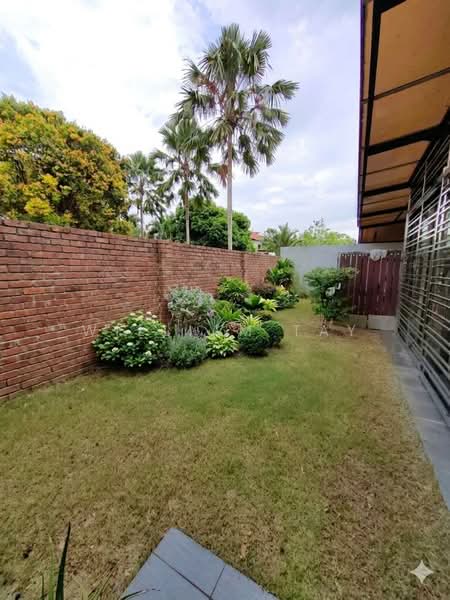 Cluster House for Sale in Taman Sutera Utama (Skudai) - William Tay - Garden - PropertyGuru.com.my