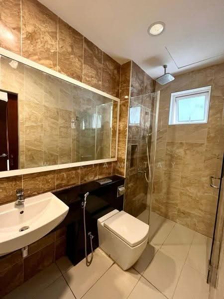 Kediaman Servis untuk Dijual di Paragon Residences @ Straits View - William Tay - Bathroom - PropertyGuru.com.my