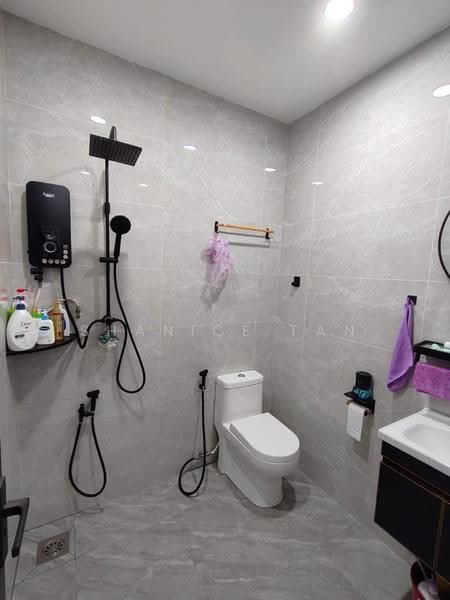 Rumah Teres 2-Tingkat untuk Dijual di Taman Setia Indah (Tebrau) - Shanice Tan - Bathroom - PropertyGuru.com.my