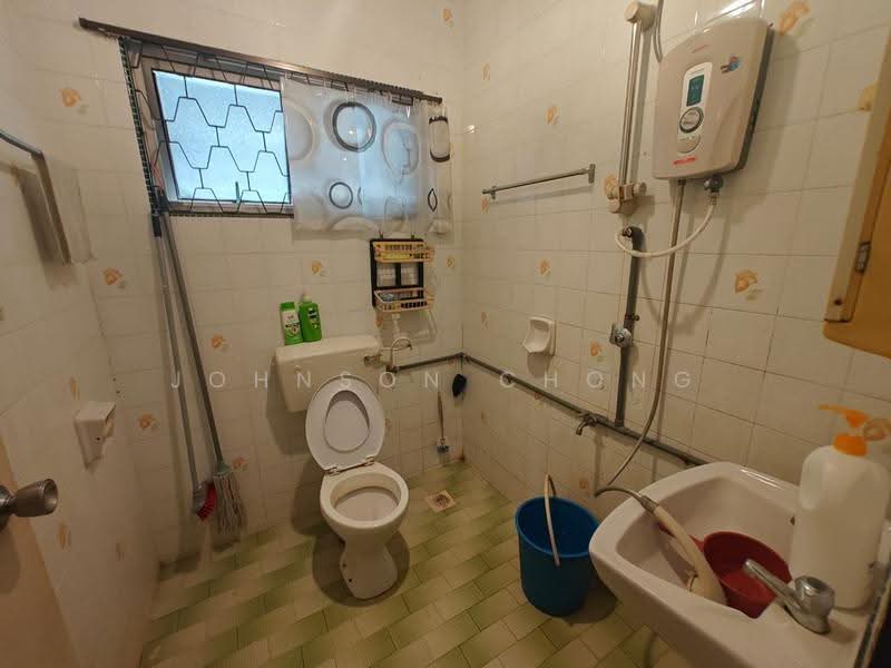 Semi-Detached House for Rent in Taman Stulang Laut (Johor Bahru) - Johnson Chong - Bathroom - PropertyGuru.com.my