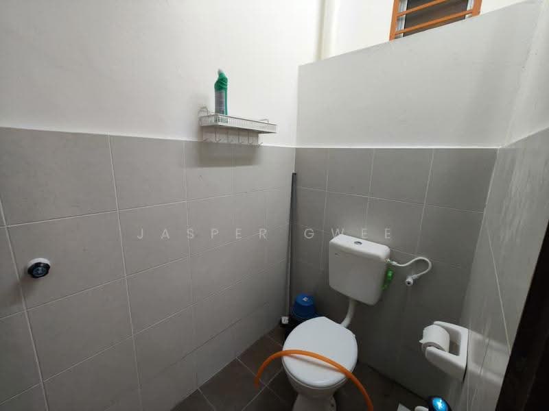 Shop for Rent in Taman Scientex Pasir Gudang (Pasir Gudang) - Jasper Gwee - Bathroom - PropertyGuru.com.my