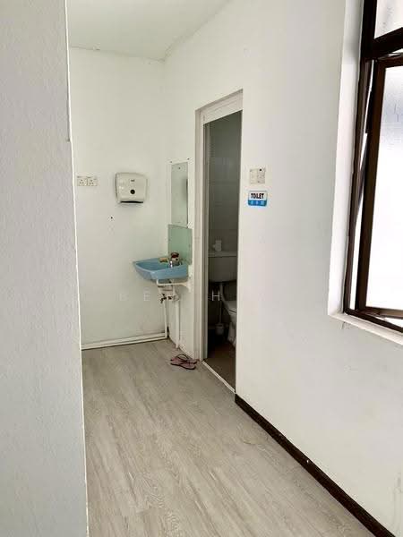 Shop / Office untuk Disewa di George Town (Penang) - Ben Hew - Bathroom - PropertyGuru.com.my