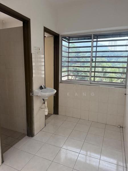Pangsapuri untuk Disewa di Desa Indah Block 1 - Kaze Kang - Bathroom - PropertyGuru.com.my
