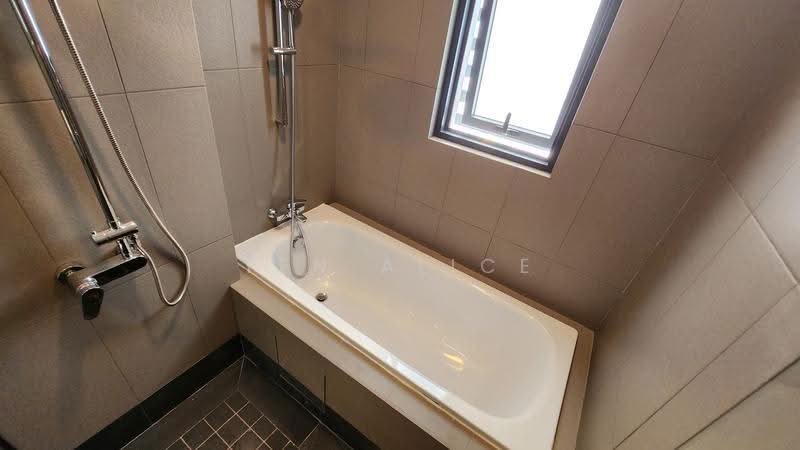 Service Residence for Sale at Bloomsvale Menara Vista Petaling - Yen Alice - Bathtub in Master Bathroom - PropertyGuru.com.my