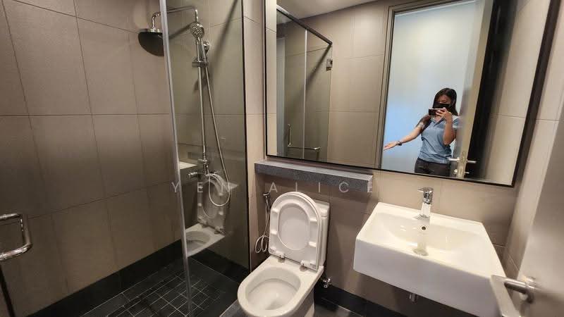 Service Residence for Sale at Bloomsvale Menara Vista Petaling - Yen Alice - Bathroom 2 - PropertyGuru.com.my