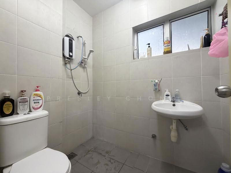 Kondominium untuk Dijual di Kampar Lake Campus - Presley Chong - Master Bathroom - PropertyGuru.com.my