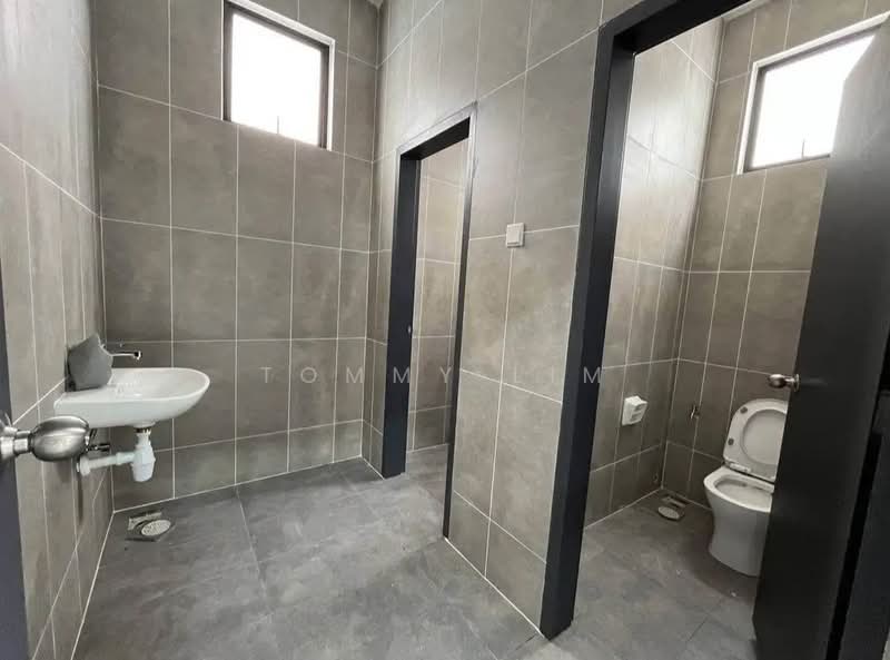 Kilang untuk Dijual di Eco Business Park 1 (Johor Bahru) - Tommy Lim - Bathroom - PropertyGuru.com.my