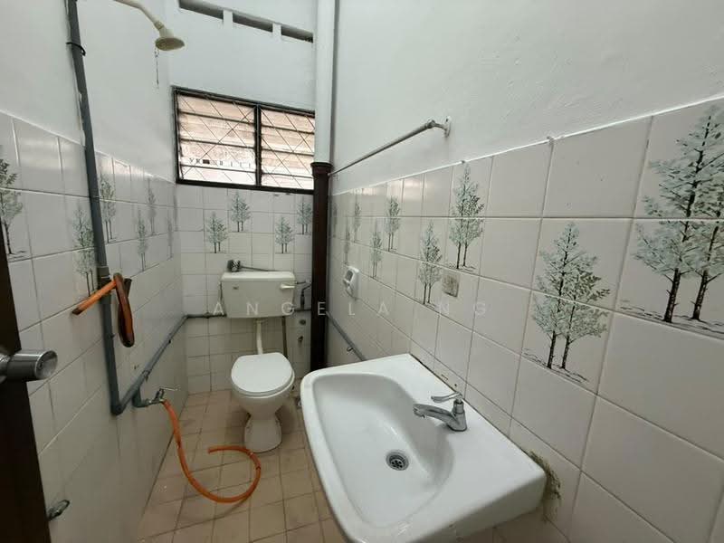 Rumah Teres 2-Tingkat untuk Dijual di Taman Suria (Johor Bahru) - Angela Ng - Bathroom - PropertyGuru.com.my